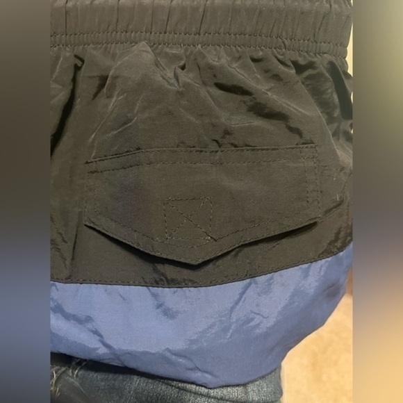 Men’s swimming trunks, size large - Picture 3 of 4